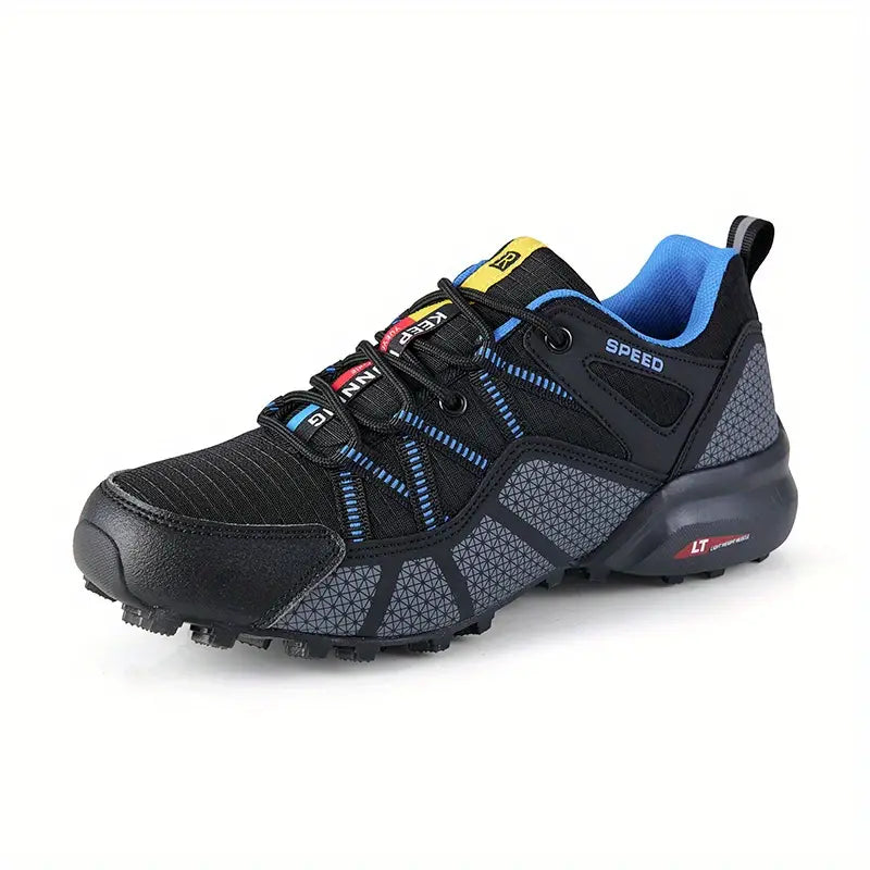 Schwarzer Herren-Laufschuh mit blauen Akzenten, atmungsaktiv, rutschfeste Sohle, sportlich.