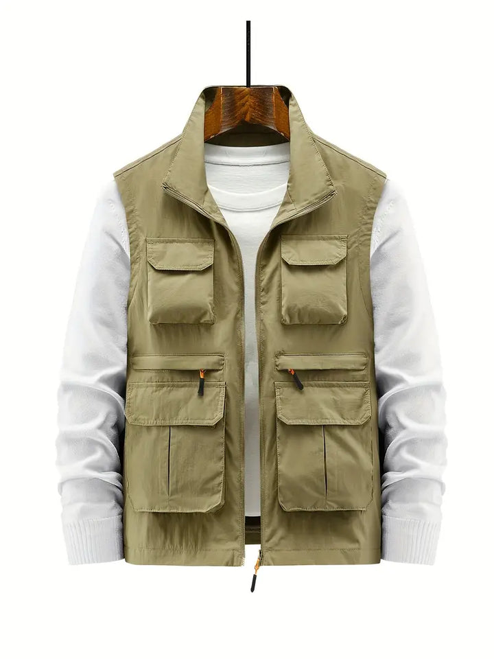 Beige Herrenweste mit mehreren Taschen, Outdoor-Design, Reißverschluss, Freizeitkleidung.