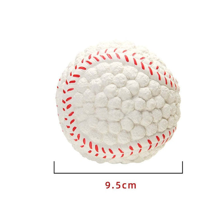 Weiße Hundespielzeug-Ball aus Schaumstoff, 9,5 cm, mit roten Nähten, langlebig und leicht.
