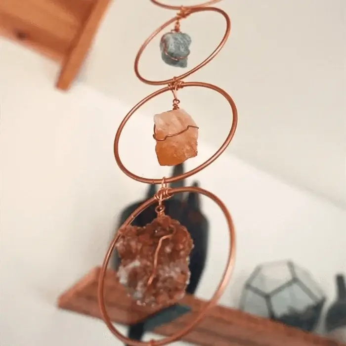 Kupfer-Wanddeko mit Chakra-Steinen, handgefertigt, spirituelle Dekoration, Boho-Stil.