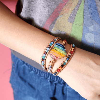 Buntes Chakra-Wickelarmband, handgefertigt, Boho-Stil, auf Arm getragen, aus Perlen und Leder.