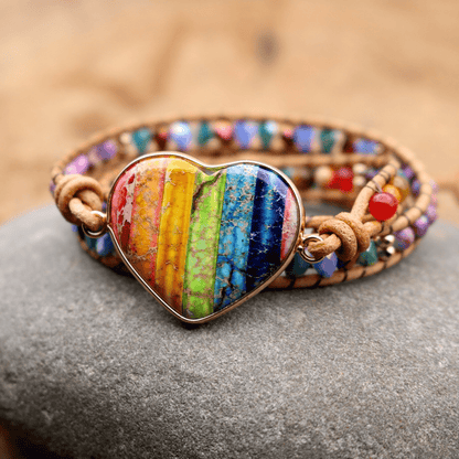 Handgemachtes Chakra-Wickelarmband, Herzanhänger, bunte Steine, Boho-Stil, Lederband.