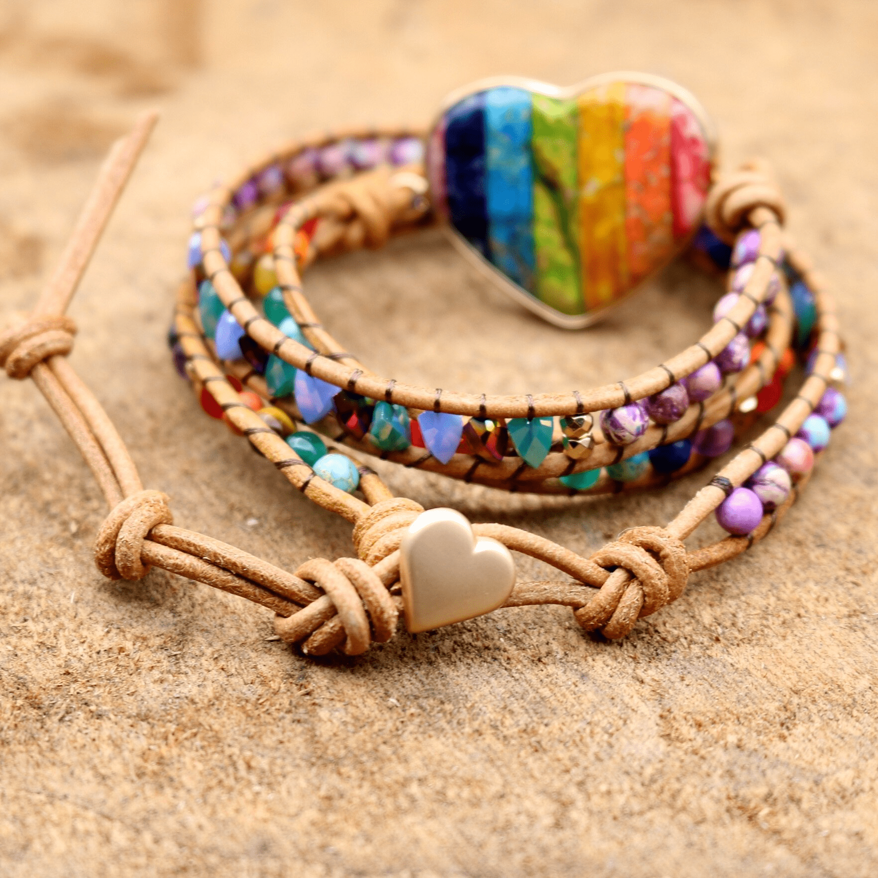 Handgemachtes Chakra-Wickelarmband, Regenbogenherz, Boho-Stil, Leder, bunte Perlen.