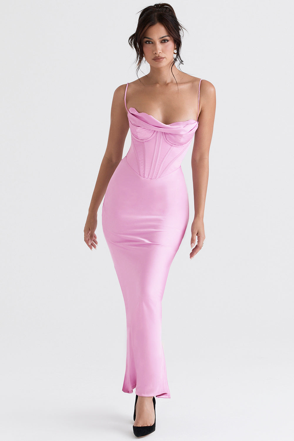 Frau in rosa Satin-Corsagenkleid, Spaghettiträger, figurbetont, elegant, Abendmode.