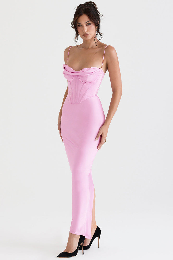 Frau in rosa Satin-Abendkleid mit Spaghettiträgern und Corsage, elegante Mode.