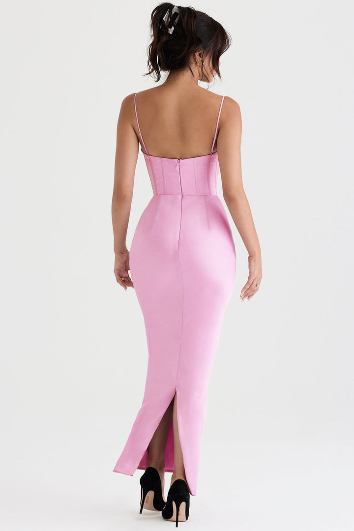 Frau in rosa Abendkleid mit Spaghettiträgern und Rückenausschnitt, elegante Mode.