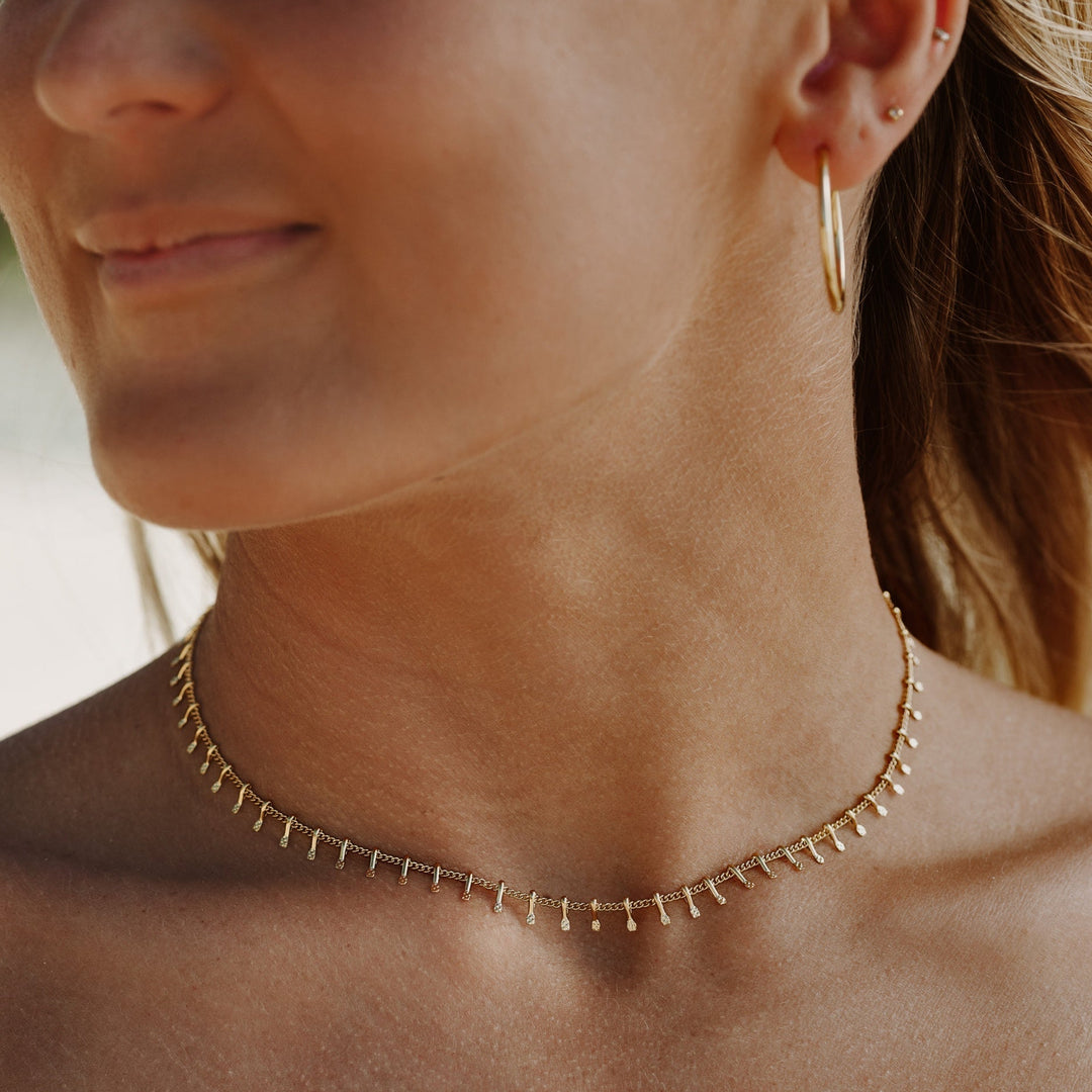 Damen Gold Choker Halskette, filigran, modisch, Schmuck, elegantes Design, trendiges Accessoire.