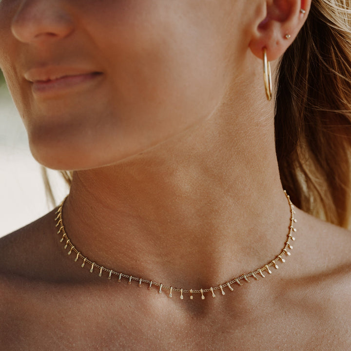 Damen Gold Choker Halskette, filigran, modisch, Schmuck, elegantes Design, trendiges Accessoire.
