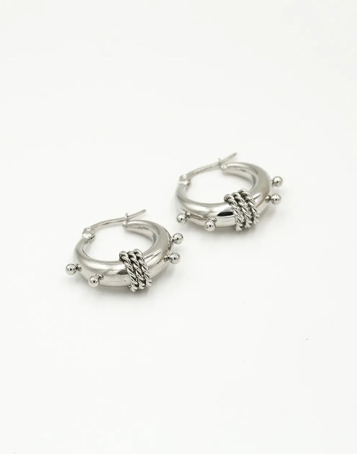 Silberne Chunky Bali Creolen Ohrringe, modisch, handgefertigt, Schmuckaccessoire.