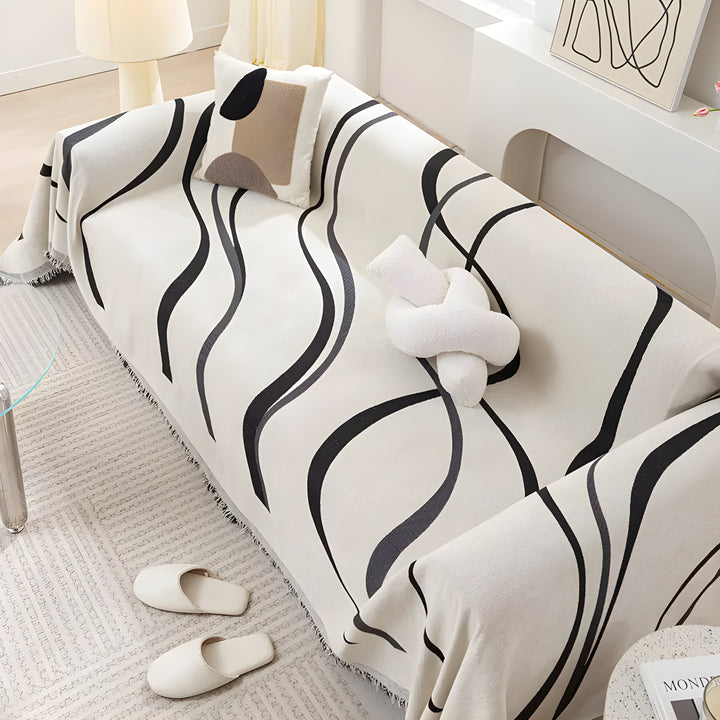 Schwarz-weiß gestreiftes Sofa mit Kissen, modernes Wohnzimmer, minimalistisches Design.