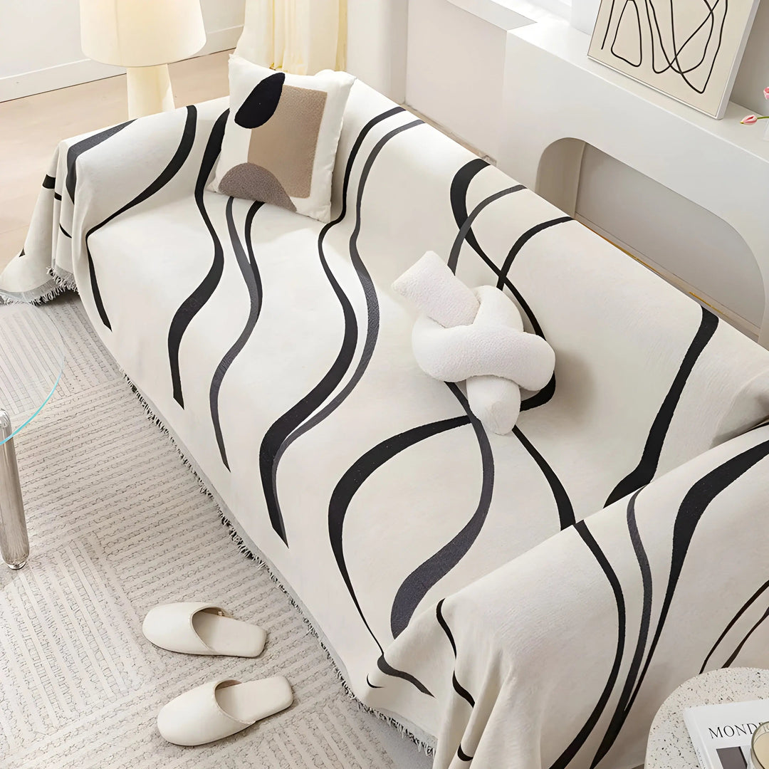 Schwarz-weiß gestreiftes Sofa mit Kissen, modernes Wohnzimmer, minimalistische Einrichtung.
