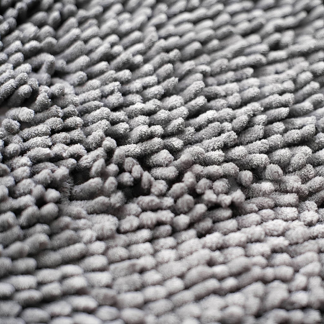 Makro detail husté šedé žinylkové textilie s měkkými válcovitými prameny. 7