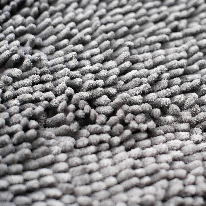 Makro detail husté šedé žinylkové textilie s měkkými válcovitými prameny. 7