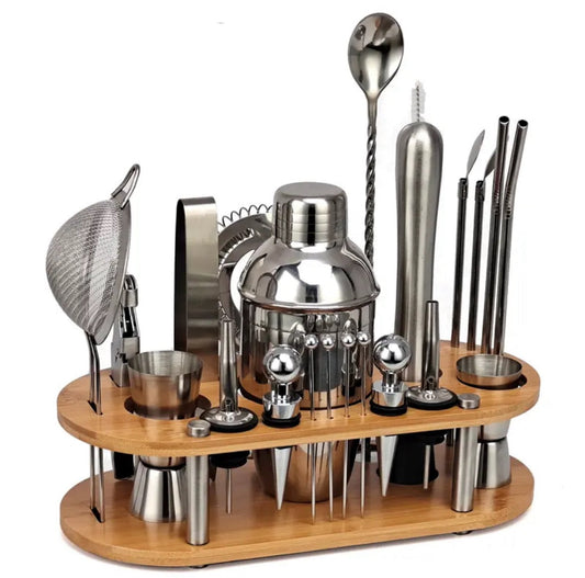 Cocktail-Set aus Edelstahl auf Bambusständer, Barzubehör, Shaker, Sieb, Löffel, modern.