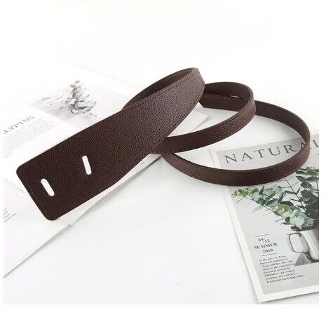 Brauner Ledergürtel auf weißem Hintergrund, modisches Accessoire, elegantes Design.