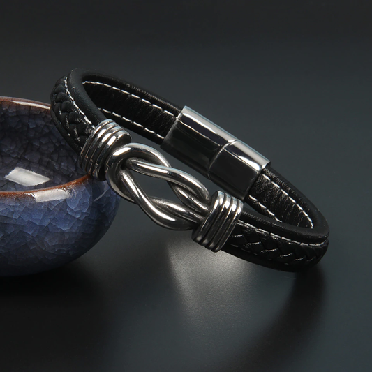 Schwarzes Lederarmband mit silbernem Knotenverschluss, Herrenmode, Accessoire, elegant.