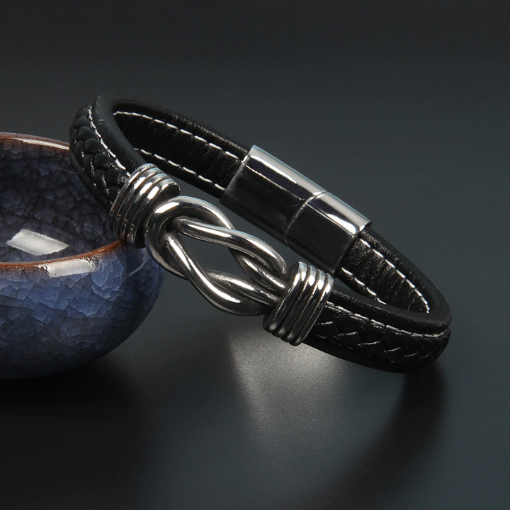 Schwarzes Lederarmband mit silbernem Knotenverschluss, Herrenmode, Accessoire, elegant.
