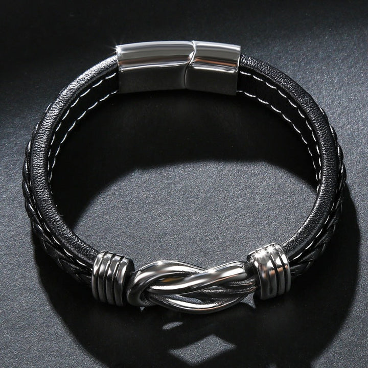 Schwarzes Lederarmband mit silbernem Magnetverschluss und Knotendesign für Herren.