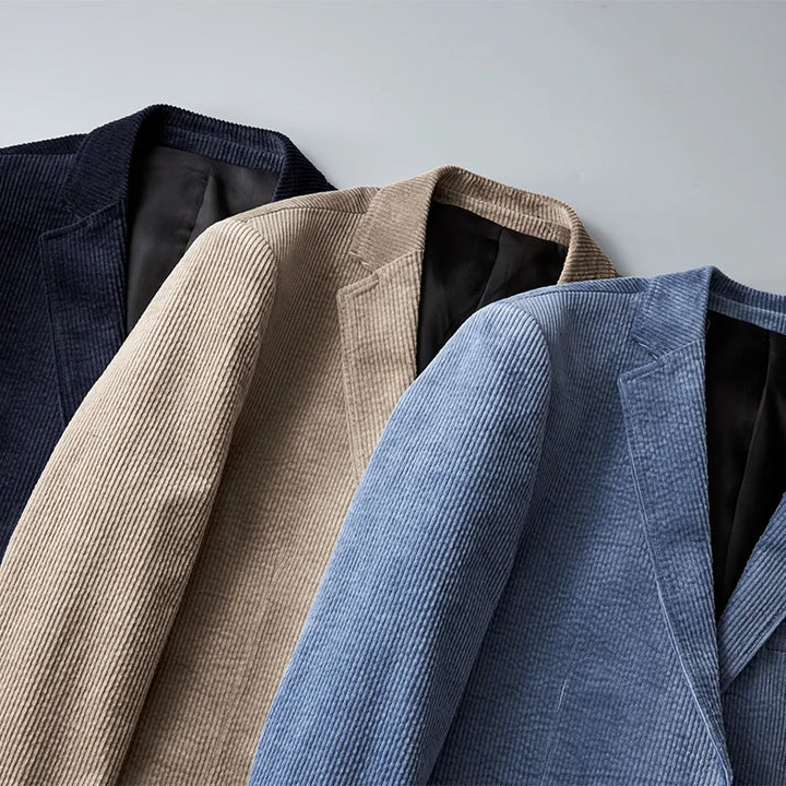 Drei Herren-Cordjacken in Blau, Beige und Braun, aus reiner Baumwolle, Retro-Stil.