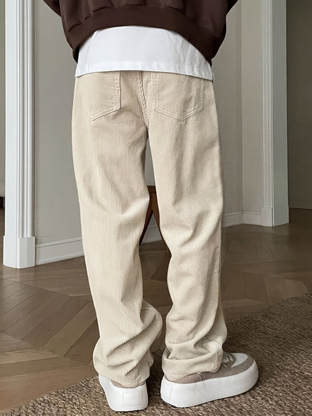 Beige Cordhose aus Polyester mit Kordelzug, lässiger Stil, Herrenmode, Rückansicht.