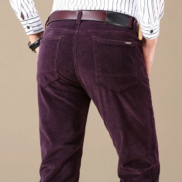 Lila Cordhose für Herren, dick, lässig, Wintermode, gestreiftes Hemd, brauner Gürtel.