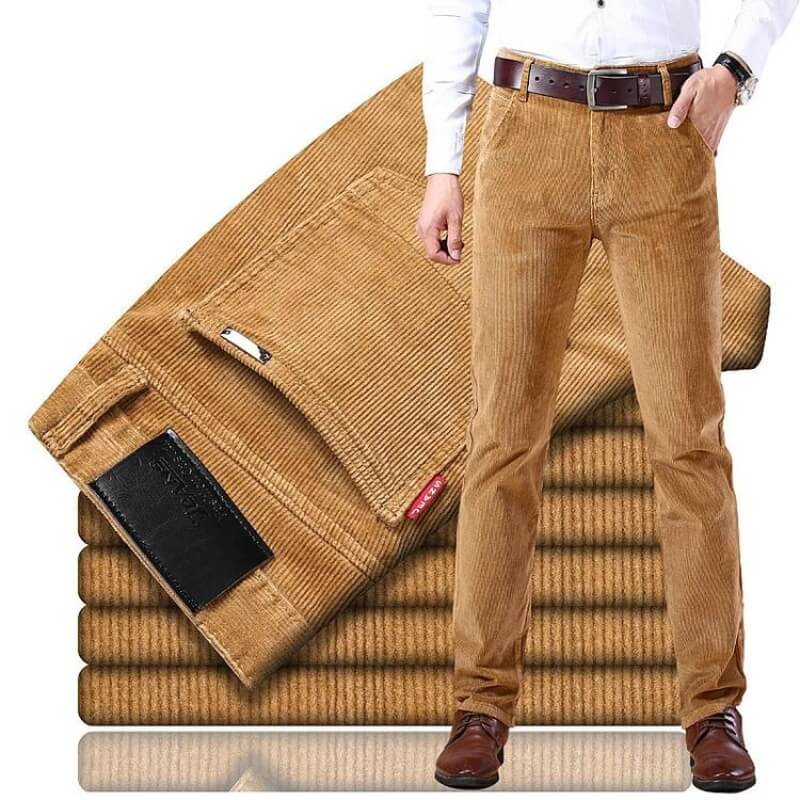 Braune Cordhose für Herren, elegant, bequem, ideal für Herbstmode, mit Gürtel und Hemd kombiniert.