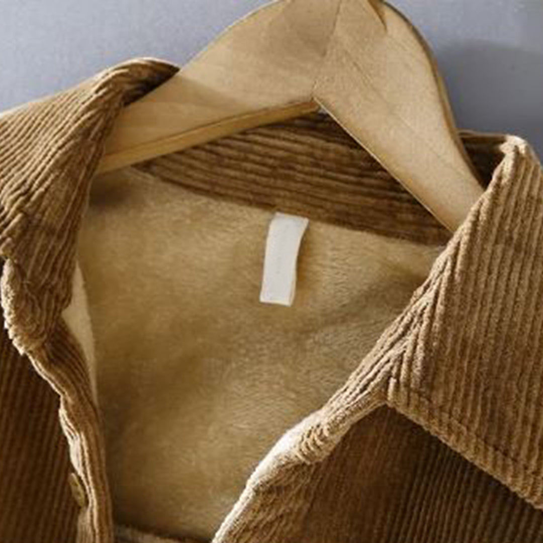 Braune Cordjacke mit Fellfutter auf Holzkleiderbügel, Wintermode, Herrenbekleidung.