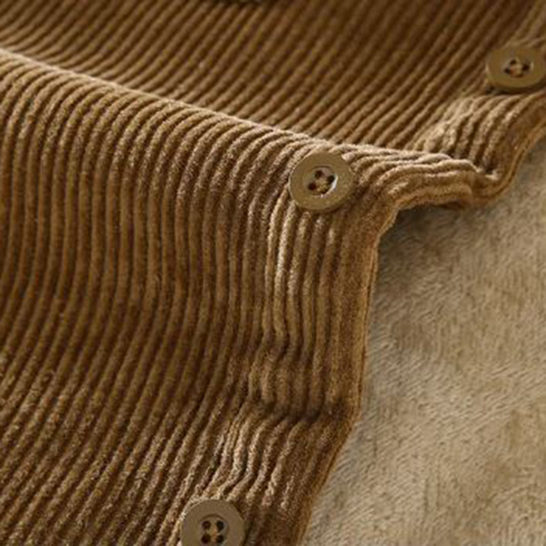 Brauner Cordstoff mit Knöpfen, Nahaufnahme, Textur, Mode, Bekleidungsmaterial, Detailansicht.