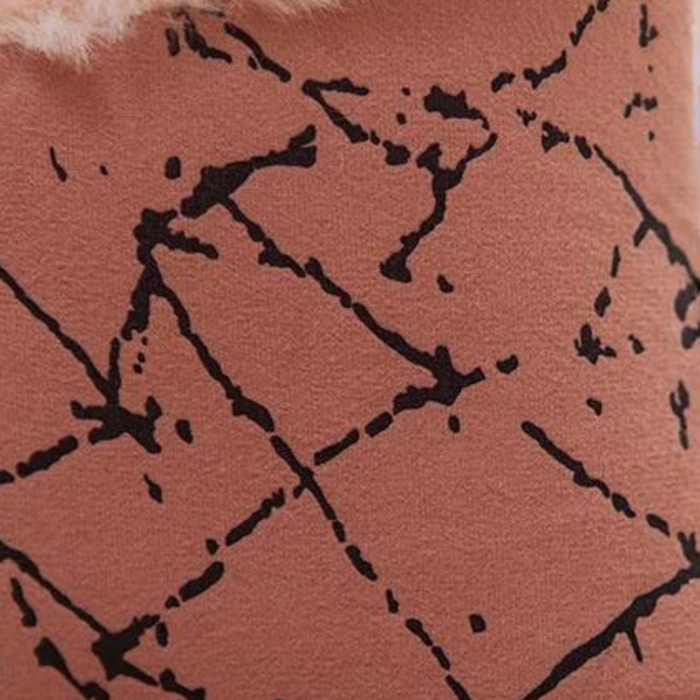 Rosa Kissenbezug mit schwarzem abstraktem Muster, weicher Stoff, modernes Design.