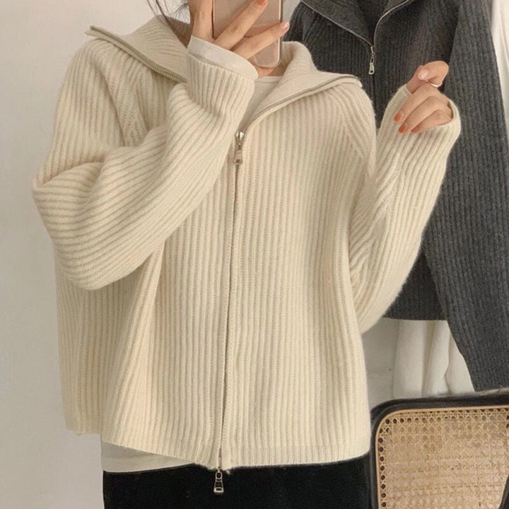Damen Strickjacke beige, Reißverschluss, gerippt, warm, modisch, Herbstmode, gemütlich.