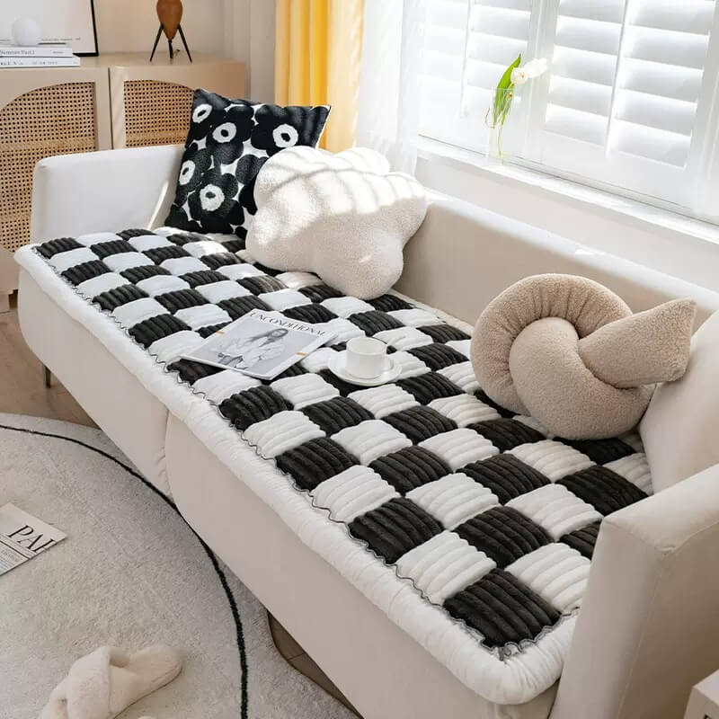Cremefarbene karierte Haustiermatte auf Sofa, gemütlich, modern, Wohnzimmer-Dekoration.