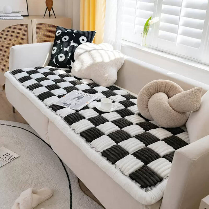 Cremefarbene karierte Haustiermatte auf Sofa, gemütlich, modern, Wohnzimmer-Dekoration.