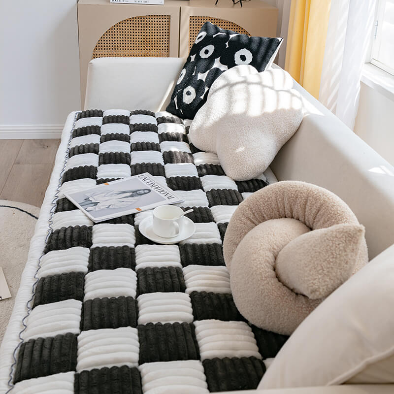 Cremefarbene karierte Haustiermatte auf Sofa, quadratisch, gemütlich, modernes Design.