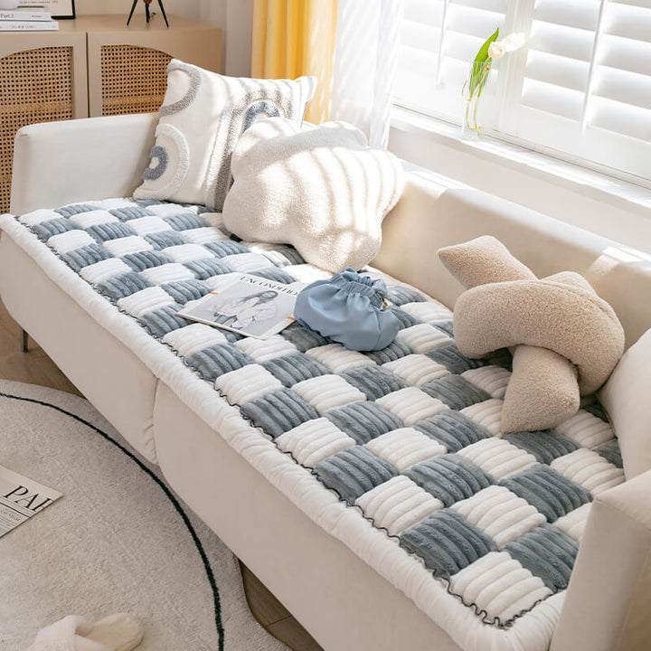 Cremefarbene karierte Haustiermatte auf Sofa, weiches Material, modernes Design, Wohnzimmer.