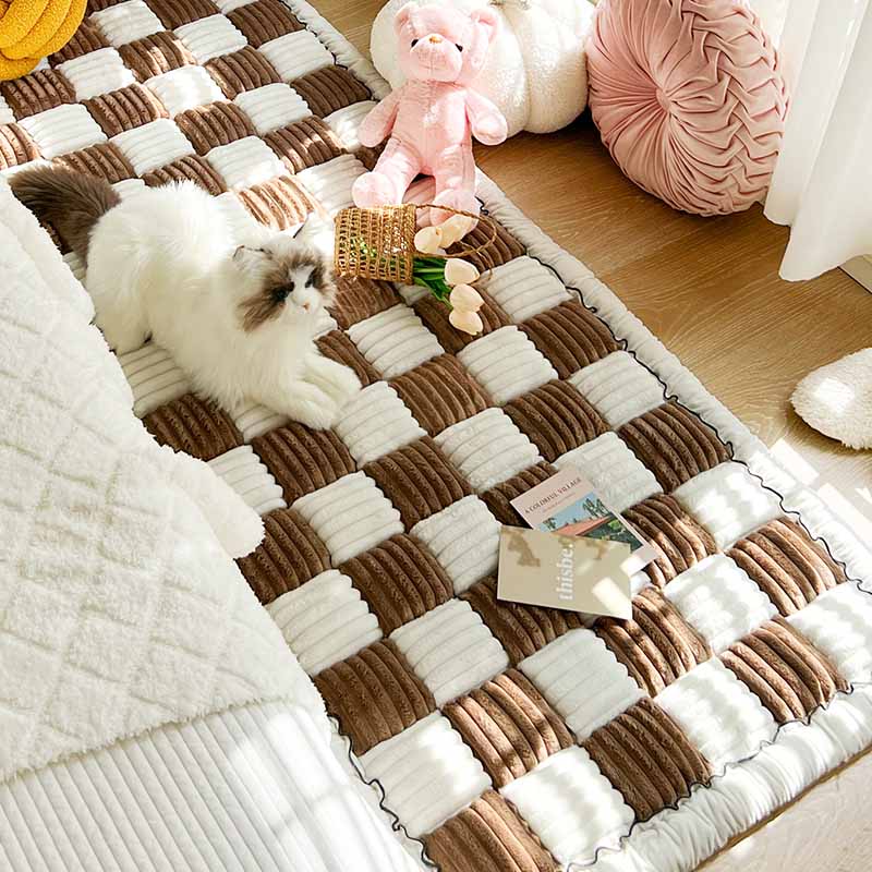 Cremefarbene karierte Haustiermatte, quadratisch, groß, mit Katze und Spielzeug im Wohnzimmer.