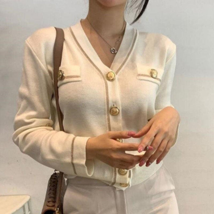 Damen Strickjacke beige, V-Ausschnitt, goldene Knöpfe, eleganter Stil, Freizeitmode.