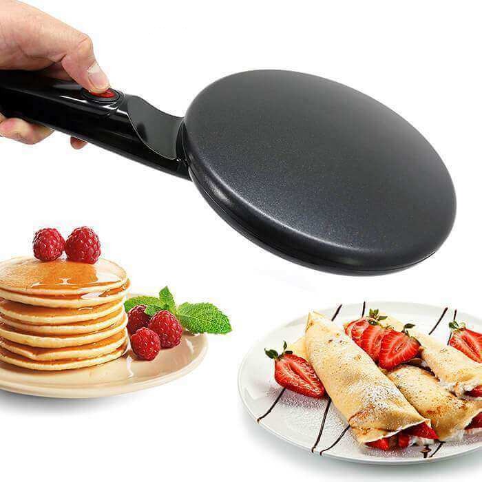 Elektrische Crêpe-Maker, schwarz, mit Crêpes und Pfannkuchen, ideal für Frühstück.
