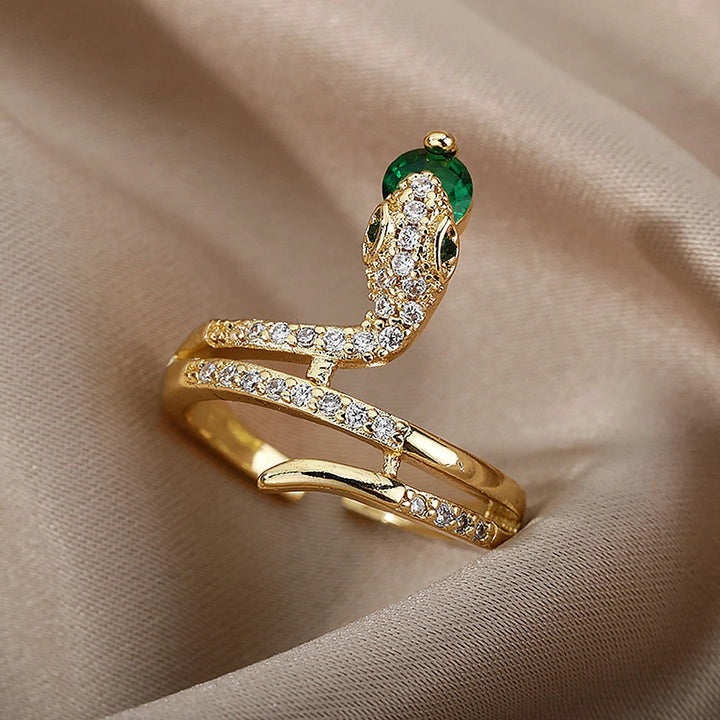 Goldener Schlangenring mit Zirkonia und grünem Edelstein, Damenring, modisches Schmuckstück.