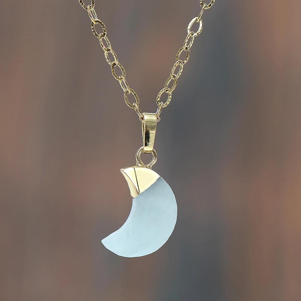 Goldene Halskette mit Mondstein-Anhänger, elegantes Schmuckdesign, Damenaccessoire.