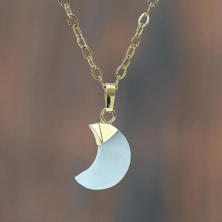 Goldene Halskette mit Mondstein-Anhänger, elegantes Schmuckdesign, Damenaccessoire.