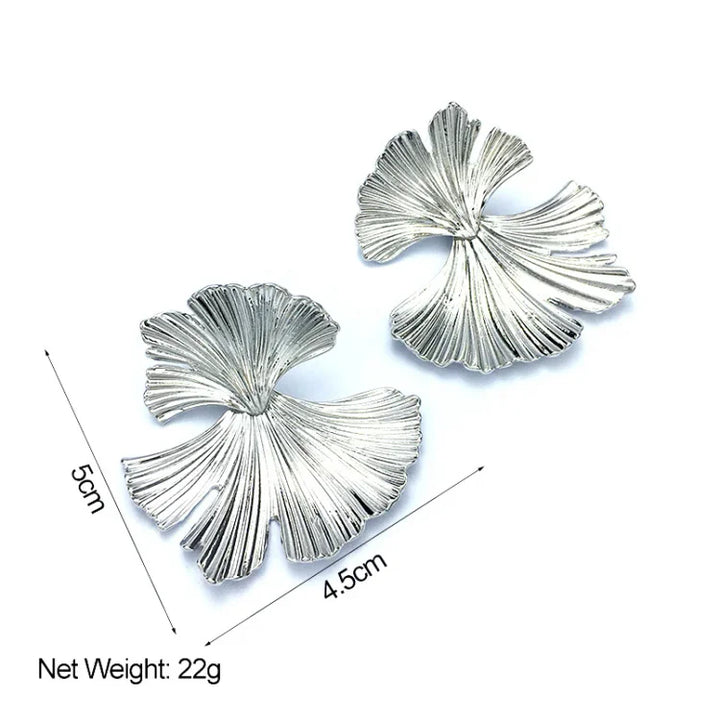 Silberne Ginkgo-Blatt Ohrringe, 5cm, modisches Schmuckdesign, elegantes Accessoire.