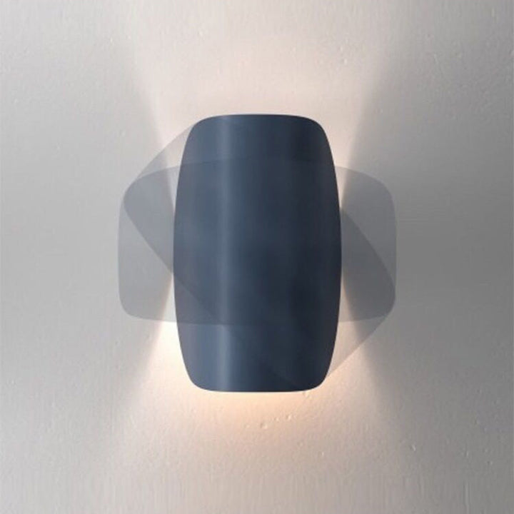 Moderne schwarze Wandleuchte, minimalistisches Design, LED-Beleuchtung, Innenbeleuchtung.