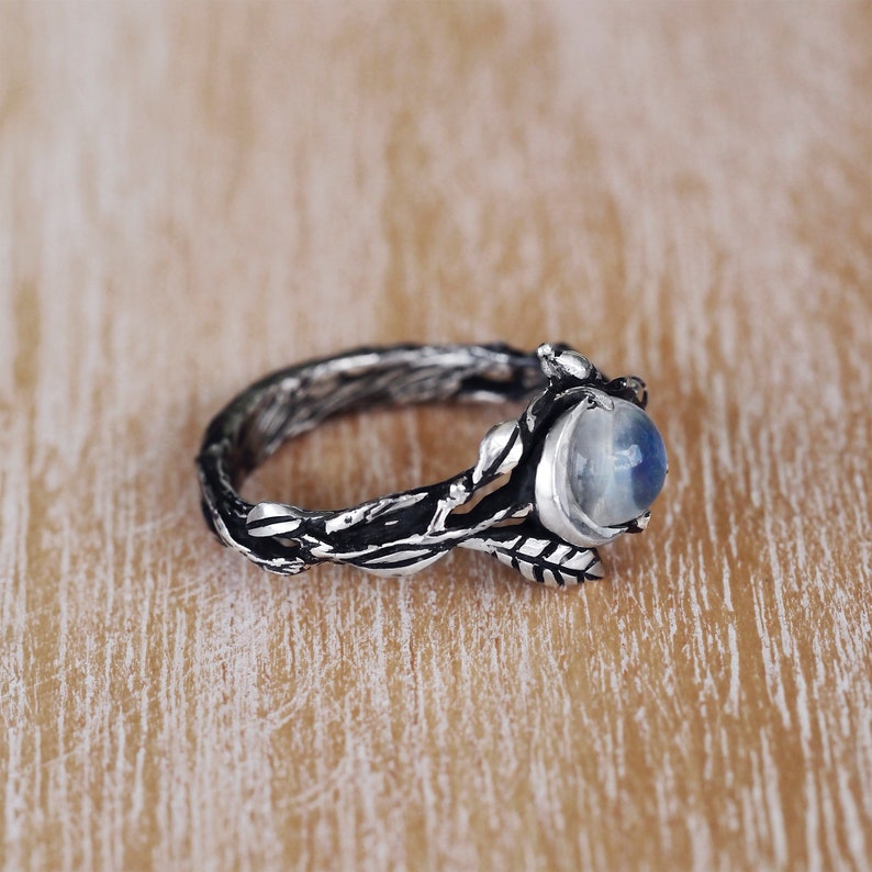 Silberring mit Mondstein, handgefertigt, Vintage-Stil, Schmuck, einzigartiges Design, Geschenkidee.