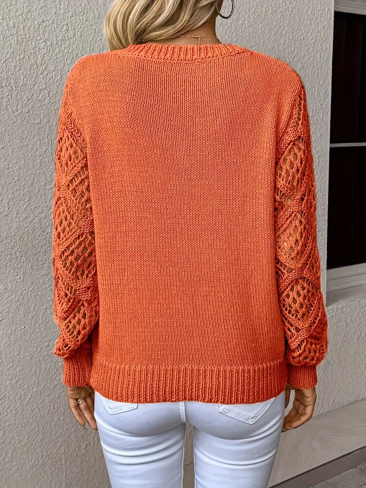 Frau in orangefarbenem Strickpullover mit Spitzenärmeln, Rückansicht, modisch, lässig.