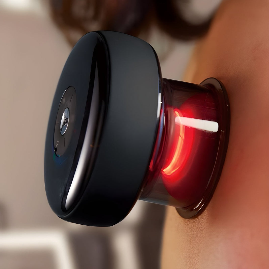 Schwarzes Massagegerät mit rotem Licht auf Haut, Entspannung, Muskeltherapie, Wellness.