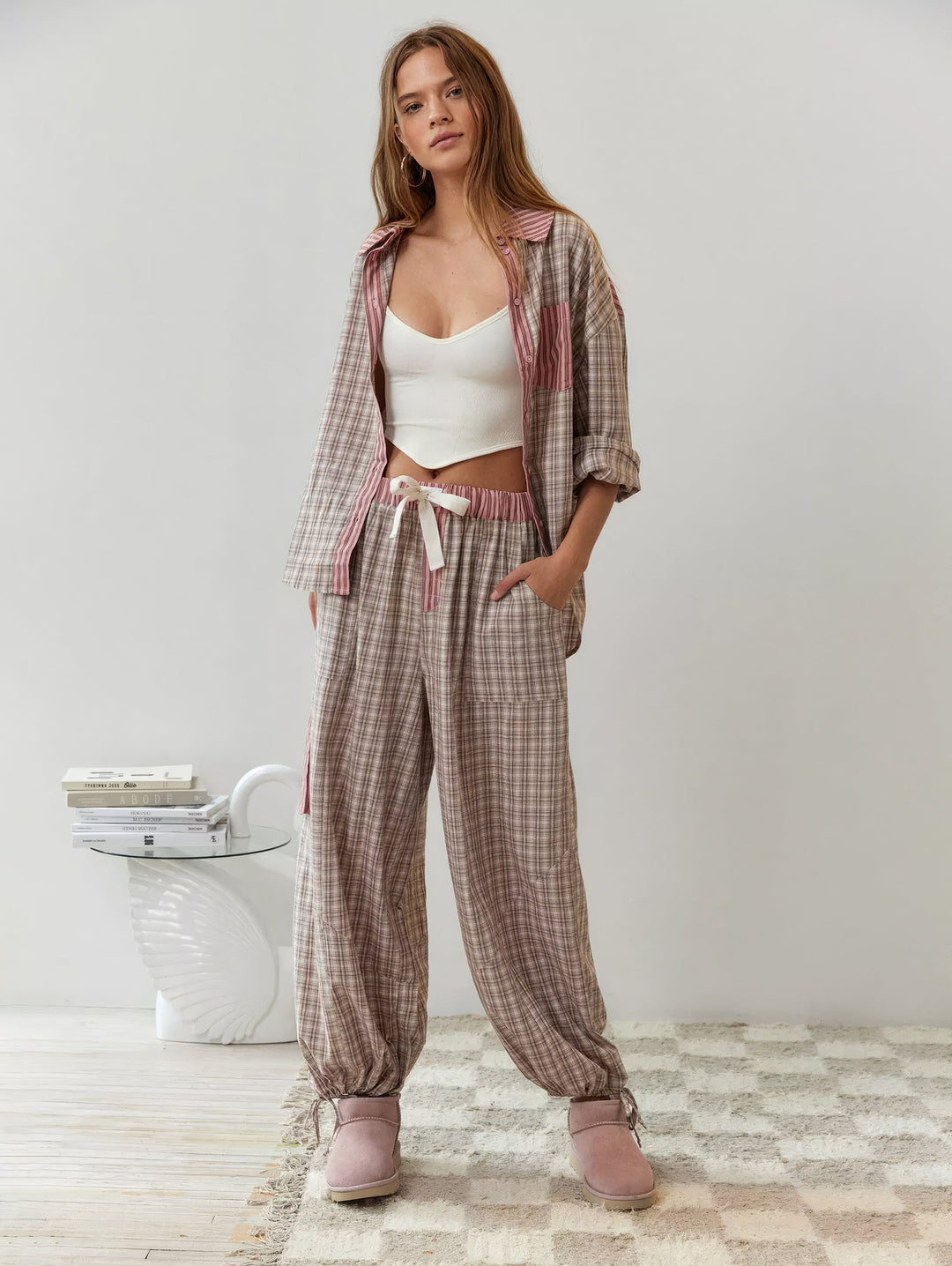 Celá postava modelky v rozepnuté kostkované košili přes bílý top a volných kostkovaných kalhotách se stahovací šňůrkou v pase. 6