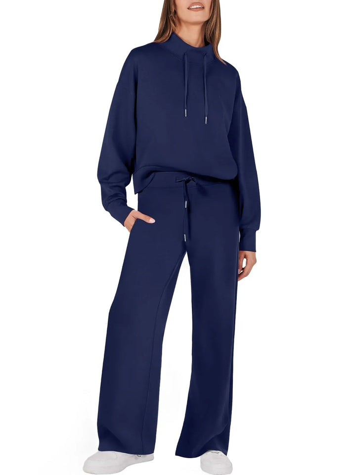 Frau in dunkelblauem Damenanzug, Kapuzenpullover und Hose, lässige Mode, bequemes Outfit.