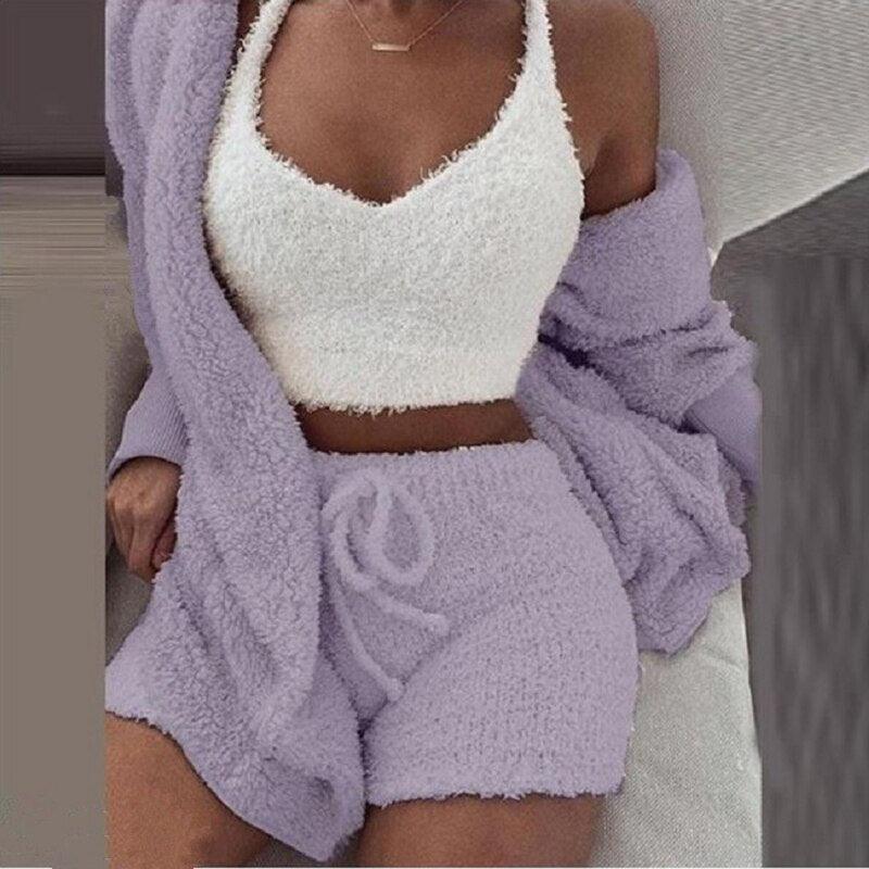 Flauschiges Damen-Set: Lila Shorts, weißes Top, Strick-Fleece, gemütlich, modisch, Freizeit.