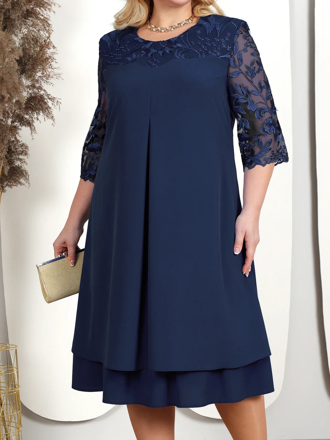 Dunkelblaues Abendkleid mit Spitzenärmeln, elegantes Design, Damenmode, festliche Kleidung.