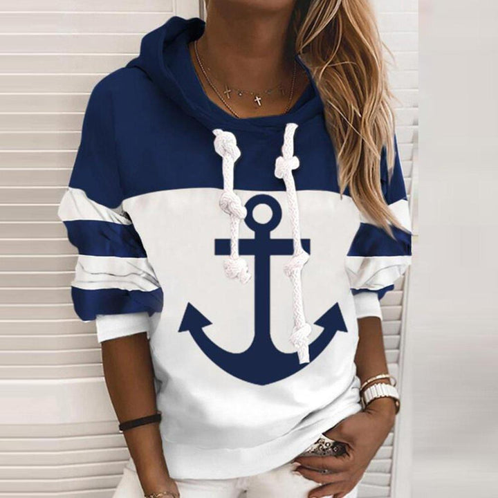 Frau trägt blau-weißen Anker-Hoodie, maritimer Stil, lässige Damenmode, Baumwolle.